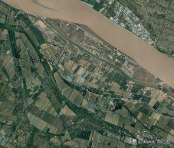 ​崇明岛卫星图：上海建世界级生态岛，江苏建高楼密集的住宅区