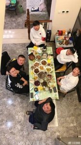 ​德云社聚会大家喝多了？岳云鹏郭麒麟等马桶边上“摆拍”