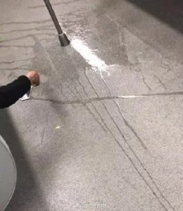 ​男子地铁上当众脱裤“方便”后睡着 乘客：差点溅身上