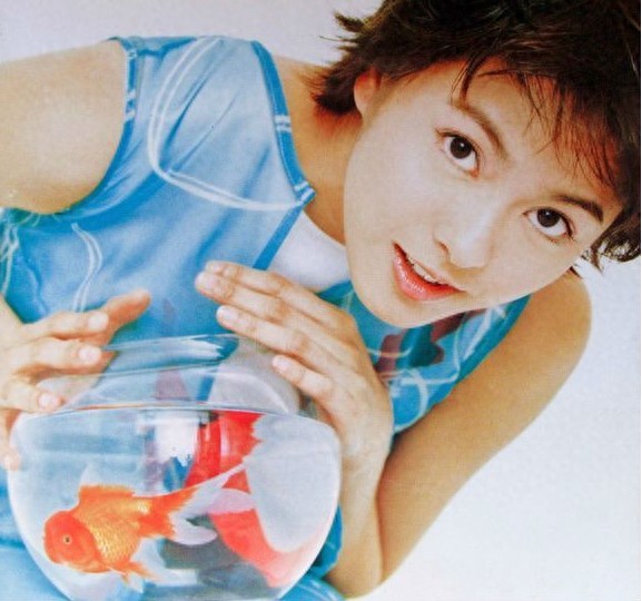 梁咏琪年轻时颜值逆天，混血女儿更是萌你一脸