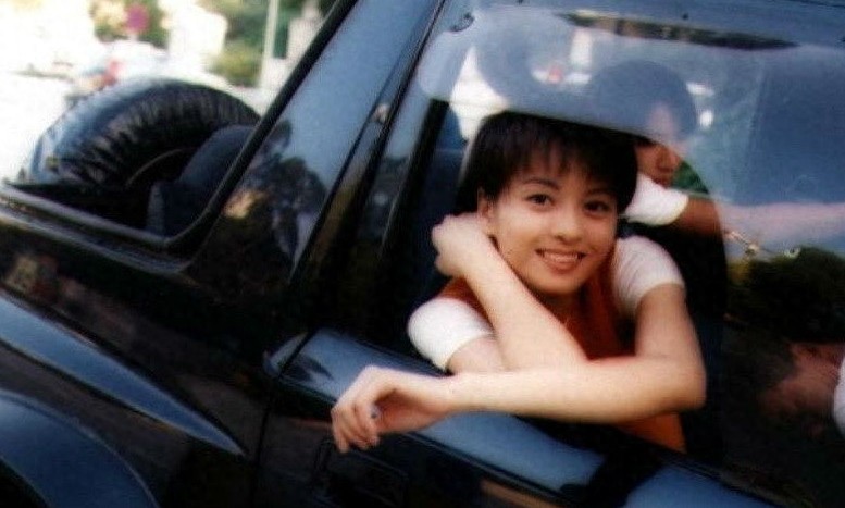 梁咏琪年轻时颜值逆天，混血女儿更是萌你一脸