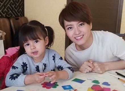 梁咏琪年轻时颜值逆天，混血女儿更是萌你一脸