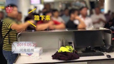 ​“跪下是诚意”！飞机延误，男子命令机场人员下跪道歉！网友怒了