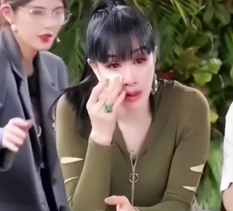 ​52岁钟丽缇被曝婚变小12岁老公？ 直播中大哭：美有何用？