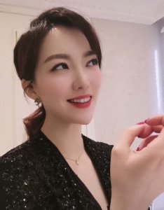 主持人余声靠体香吸引富豪老公?近照下巴超尖,眼神撩人不似娃妈