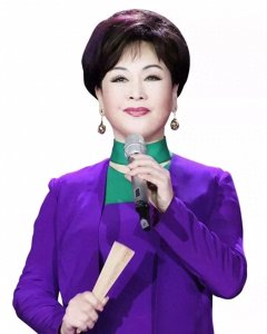 ​李谷一出道50年无绯闻，老公身份显赫，如今79岁依然优雅美丽