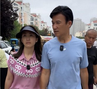 ​65岁李子雄和42岁娇妻雅琦赶大集，李子雄硬朗无比，雅琦素颜美呆