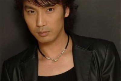 ​20岁因为一首歌走红，24岁差点被砍掉下巴，陈少华如今怎么样了