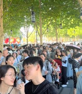​40度高温天气，上海迪士尼乐园爆满，网友：不带孩子去被同学孤立