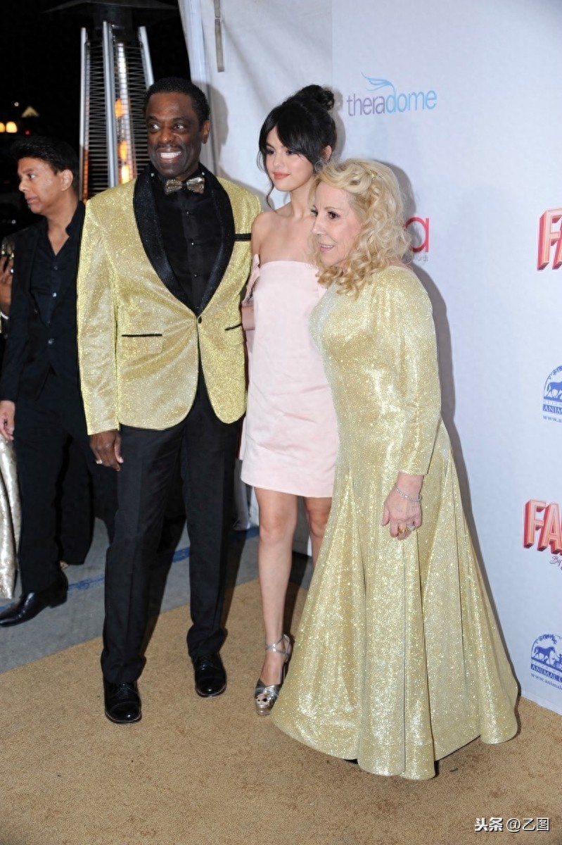 赛琳娜现身好莱坞，穿粉色抹胸短裙秀香肩，娃娃脸宛如十几岁少女