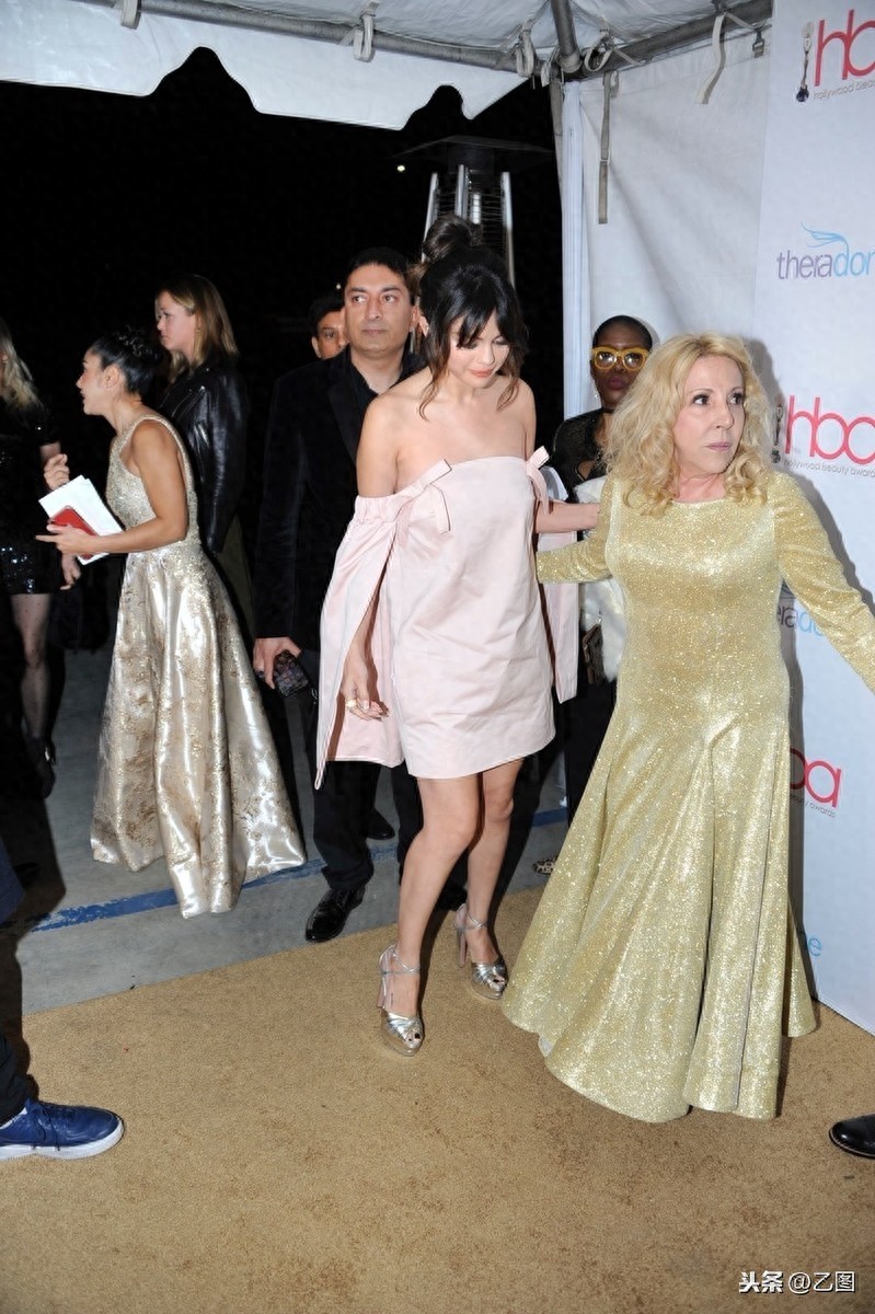 赛琳娜现身好莱坞，穿粉色抹胸短裙秀香肩，娃娃脸宛如十几岁少女