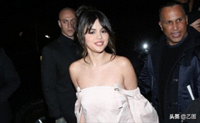 ​赛琳娜现身好莱坞，穿粉色抹胸短裙秀香肩，娃娃脸宛如十几岁少女