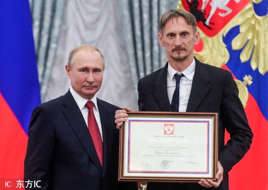 普京接见俄罗斯男足并为其颁奖 将帅正装亮相克林姆林宫