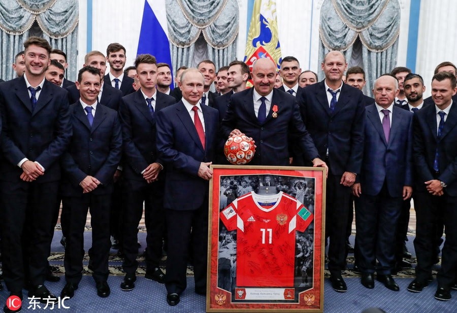 普京接见俄罗斯男足并为其颁奖 将帅正装亮相克林姆林宫