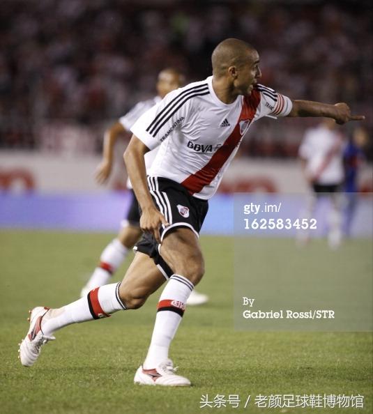 足球鞋的种类(足球鞋品牌大百科)(122)