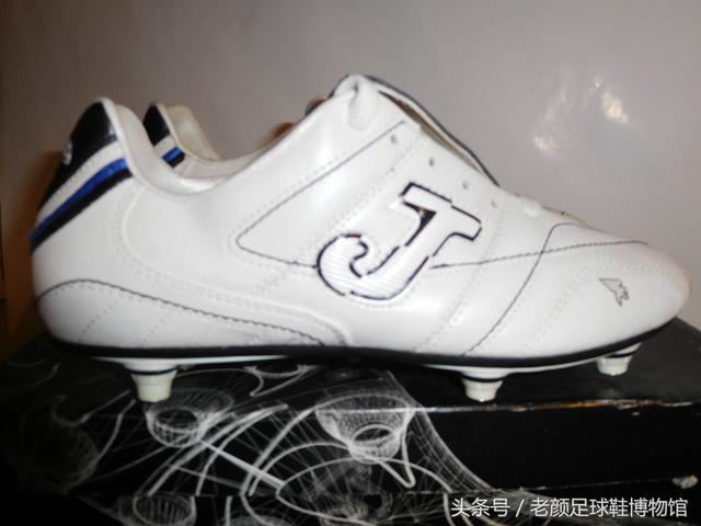 足球鞋的种类(足球鞋品牌大百科)(54)