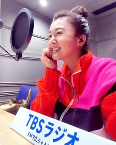 ​50岁藤原纪香扎丸子头秀完美发际线，脖子细长，少女托腮真太萌了