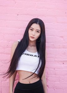 ​标题：克拉拉的魅力写真，让你难以抗拒！