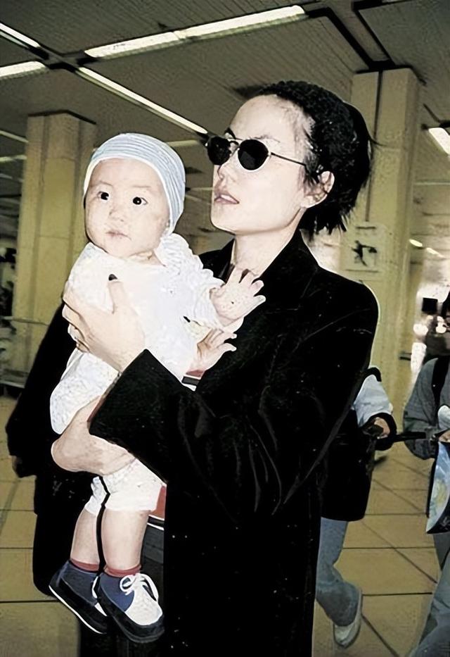 当年李亚鹏为什么要与王菲结婚 李亚鹏离婚后娶妻生子(17)