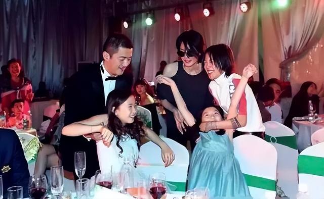 当年李亚鹏为什么要与王菲结婚 李亚鹏离婚后娶妻生子(24)