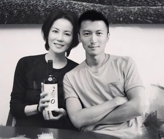 当年李亚鹏为什么要与王菲结婚 李亚鹏离婚后娶妻生子(30)