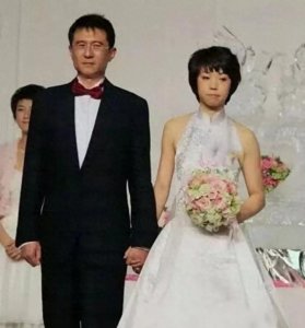 ​28岁的张怡宁嫁给48岁身家300亿的富豪徐威婚后张怡宁走路去买菜