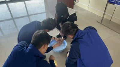 ​滨州：万元翡翠手镯取不下 女子求助“蓝朋友”