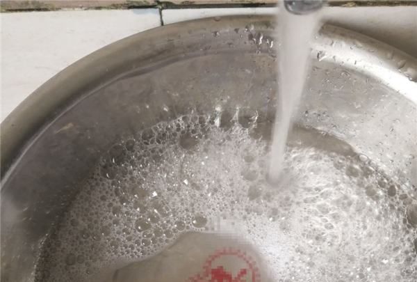 厕所地砖污垢怎么去除,卫生间地板砖上的顽固污渍怎么去除图10