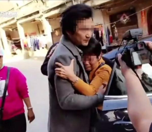 儿子被拐26年母亲一眼认出（这一抱让人泪目）(3)