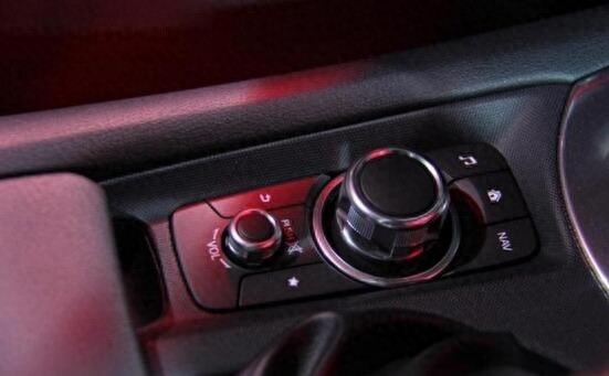 马自达这款敞篷跑车时外形太好看，国外售价才11万元