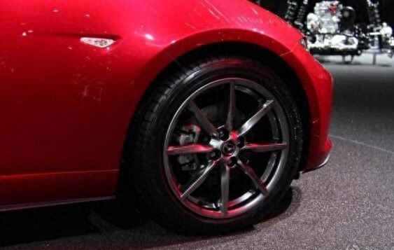 马自达这款敞篷跑车时外形太好看，国外售价才11万元