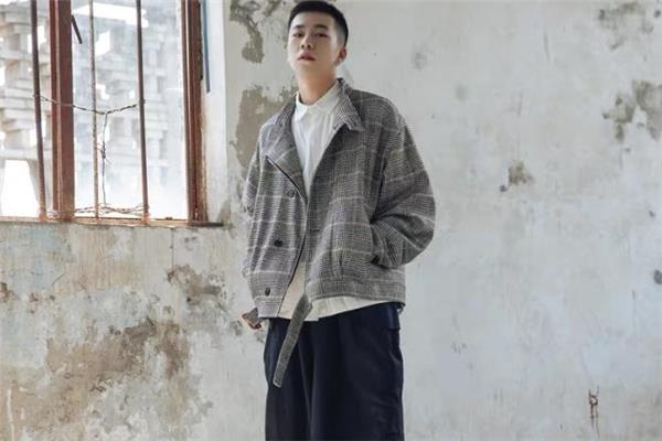 男生格子外套里面怎么搭配 男生格子外套里面配什么好 男生格子外套里面怎么搭配 男生格子外套里面配什么好