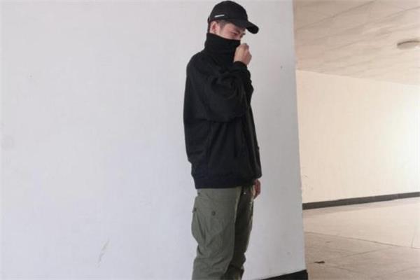 军绿色裤子配什么颜色上衣 军绿色裤子配什么颜色上衣