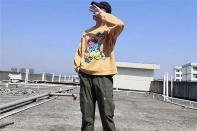 ​军绿色裤子配什么颜色上衣