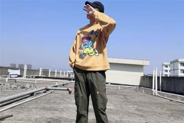 军绿色裤子配什么颜色上衣 军绿色裤子配什么颜色上衣