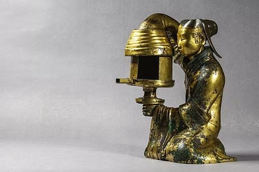 汉代唯一一盏遗留下来的长信宫灯现在在哪里展出?