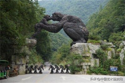 ​目击者称神农架“野人”身高2米，抓住人后兴奋大笑