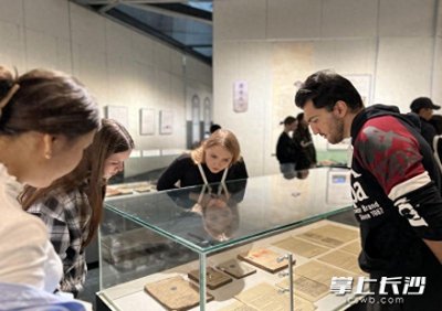 ​组图 | 国际青年在长沙图书馆探寻湖湘文化魅力