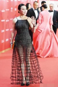 ​刘嘉玲年轻时清纯大方，年纪大了穿衣风格却越来越大胆！