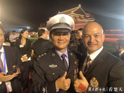 ​武汉刘sir和香港刘sir天安门下亲密合影