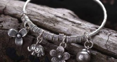 银饰发黑怎么清洗更亮(银饰发黑了用什么清洗)