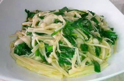​金针菇和韭菜一起炒，好吃又营养
