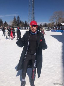 ​吉林大学生:爬坡锻炼心肺，长白山滑雪真畅快