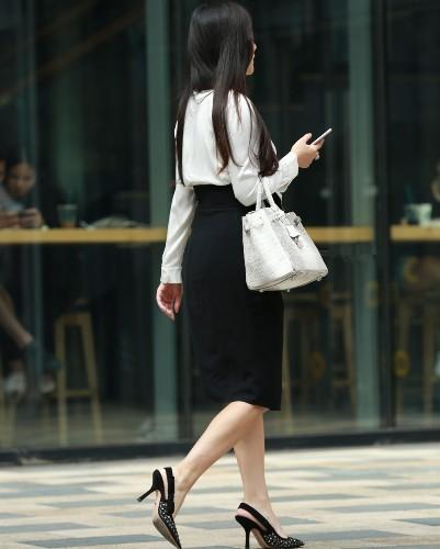 街拍：风情万种的短裙少妇，身材颜值气质应有尽有，美得不一样