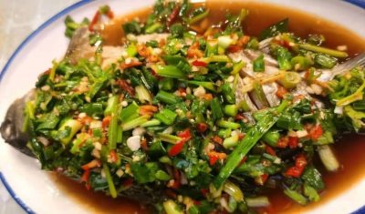 ​新式荤菜：凉拌鲫鱼，酸辣鲜香，刺激味蕾，而且十分下饭