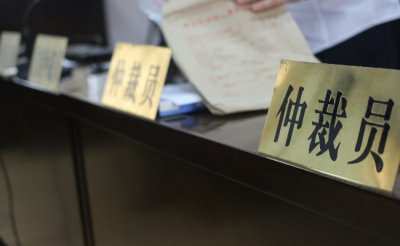 ​公司回应员工给客户倒水太满被开除 单方面解除劳动合同违法吗？