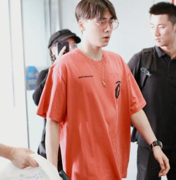 有一种帅气叫李易峰机场照，当他“掐腰”的那一刻，网友：我爱了