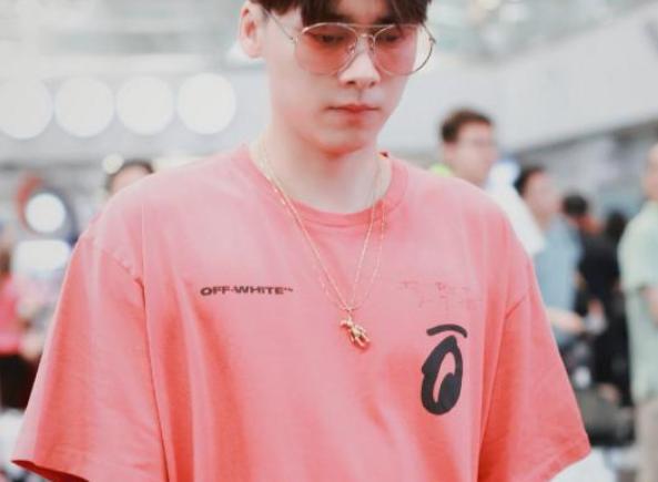 有一种帅气叫李易峰机场照，当他“掐腰”的那一刻，网友：我爱了