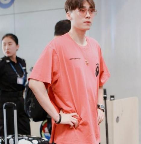 有一种帅气叫李易峰机场照，当他“掐腰”的那一刻，网友：我爱了