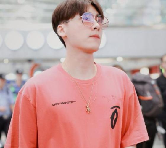 有一种帅气叫李易峰机场照，当他“掐腰”的那一刻，网友：我爱了